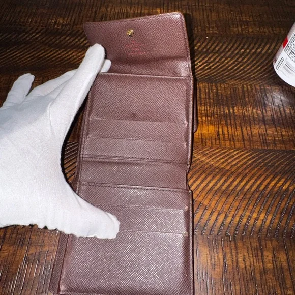 Louis Vuitton
Vintage 2005 Damier Elise Wallet - Picture 8 of 15